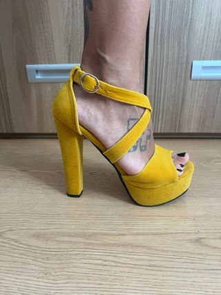 Zapatos tacón amarillo
