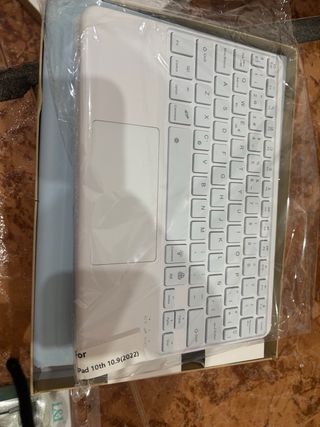 Teclado con funda para tablet, color azul claro.