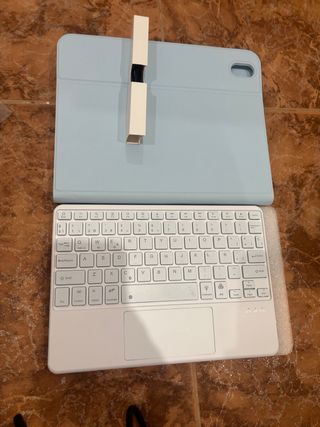 Teclado con funda para tablet, color azul claro.