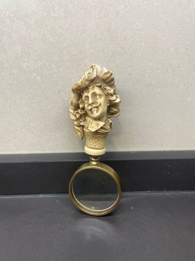 Lupa antigua con cabeza de hombre