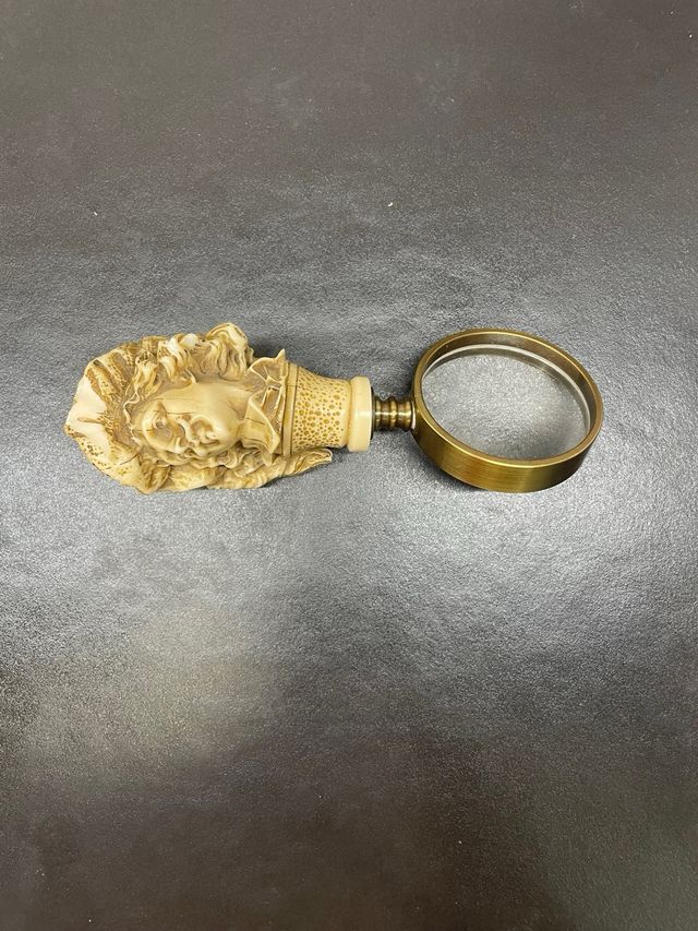 Lupa antigua con cabeza de hombre