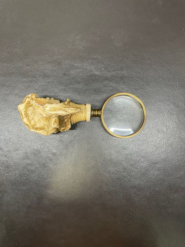 Lupa antigua con cabeza de hombre