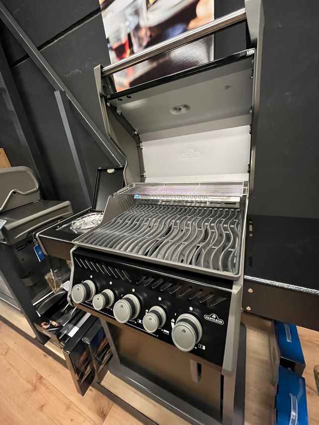 Barbacoa de gas Napoleon Rogue 425 RSB