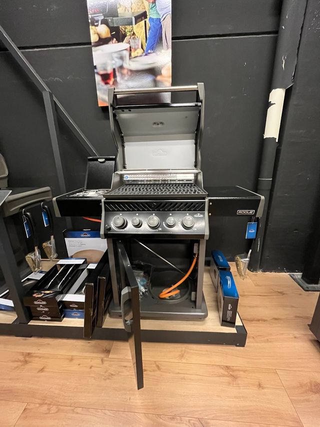 Barbacoa de gas Napoleon Rogue 425 RSB