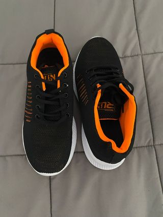 Zapatillas deportivas negras y naranjas