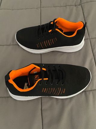 Zapatillas deportivas negras y naranjas