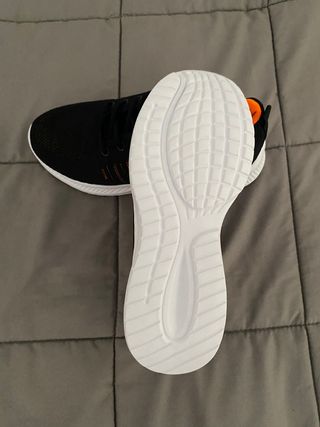 Zapatillas deportivas negras y naranjas