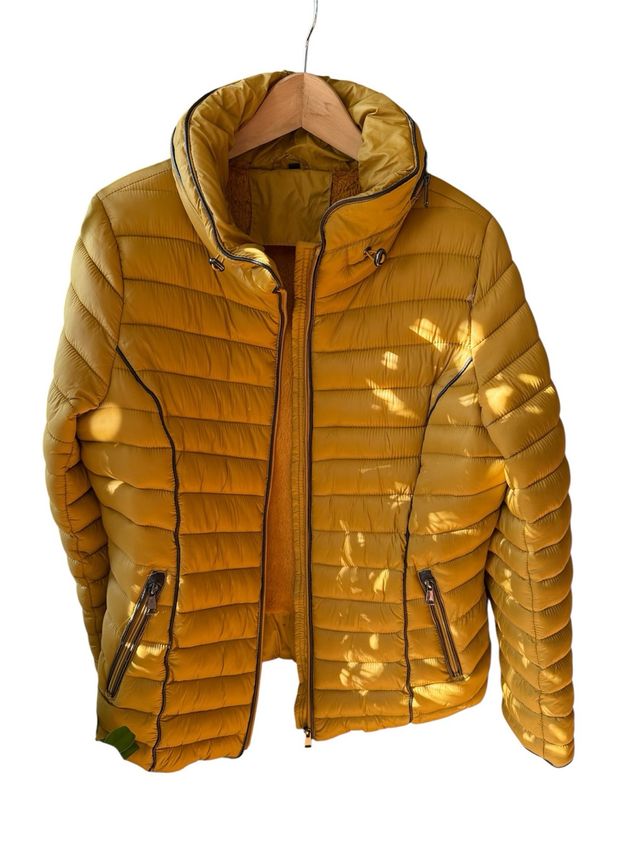 Abrigo acolchado amarillo con terciopelo