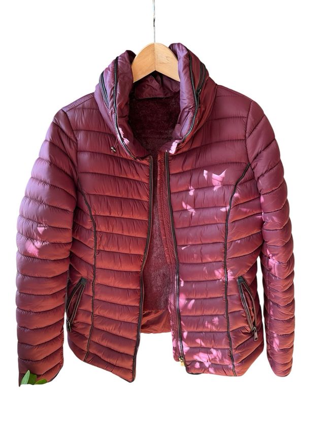 Abrigo acolchado burdeos mujer