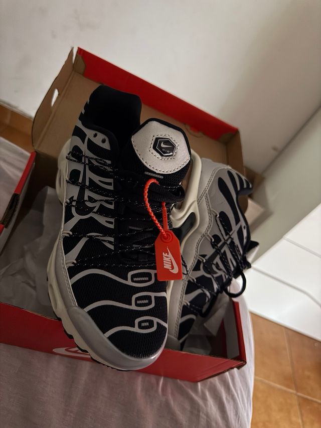 Nike Air Max Plus TN - Preto/Prata
numero 37