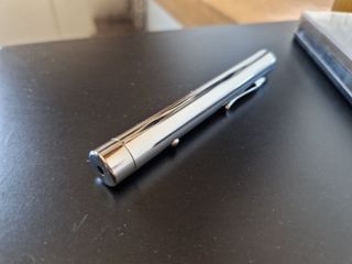 Puntero láser de aluminio con forma de bolígrafo.