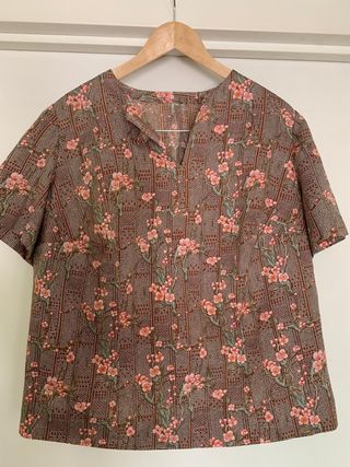 Traje falda y blusa estampado floral