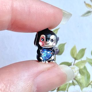 CHARM PINGUINO CON CORAZON AZUL 