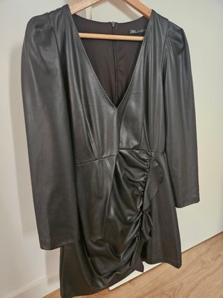 Vestido mini Zara polipiel negro
