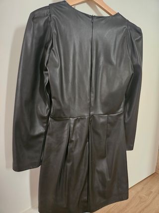 Vestido mini Zara polipiel negro