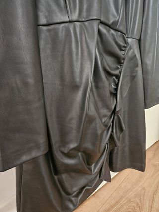 Vestido mini Zara polipiel negro