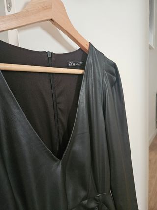 Vestido mini Zara polipiel negro