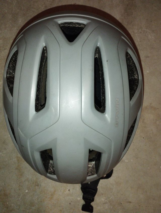 Casco bicicleta color gris, de 18cm de ancho