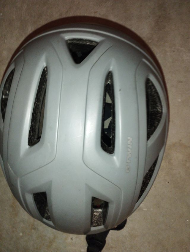 Casco bicicleta color gris, de 18cm de ancho