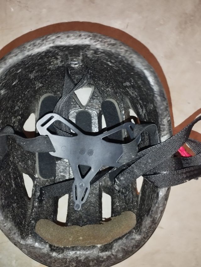 Casco bicicleta color gris, de 18cm de ancho