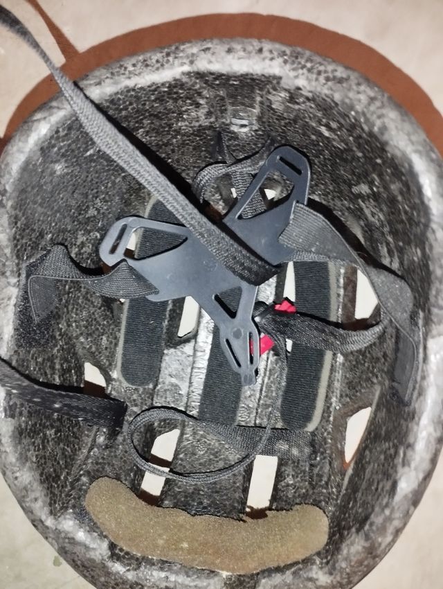 Casco bicicleta color gris, de 18cm de ancho