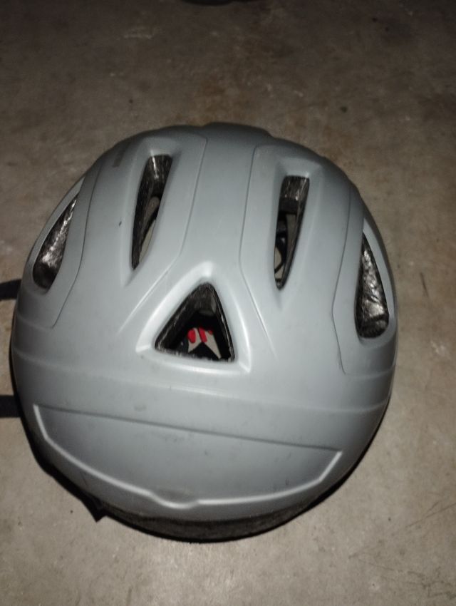 Casco bicicleta color gris, de 18cm de ancho