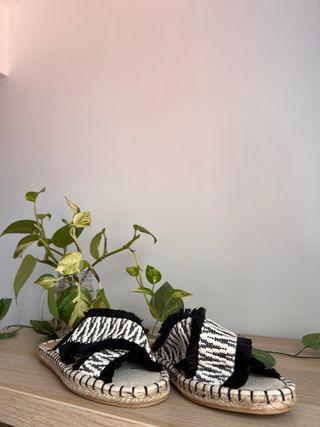 Sandalias planas negras y blancas, talla 37