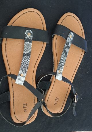 Sandalias negras planas  y sandalias celestes .