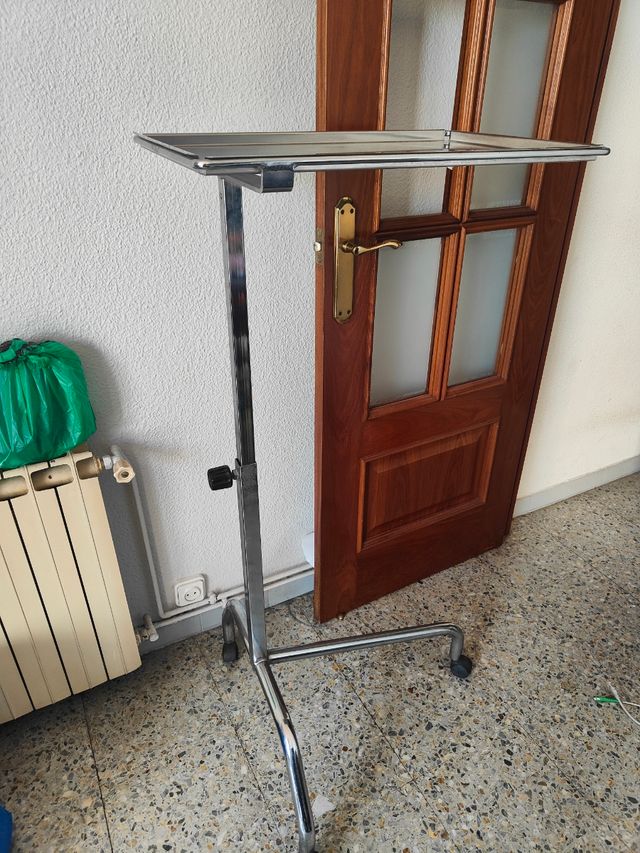 Mesa auxiliar metálica