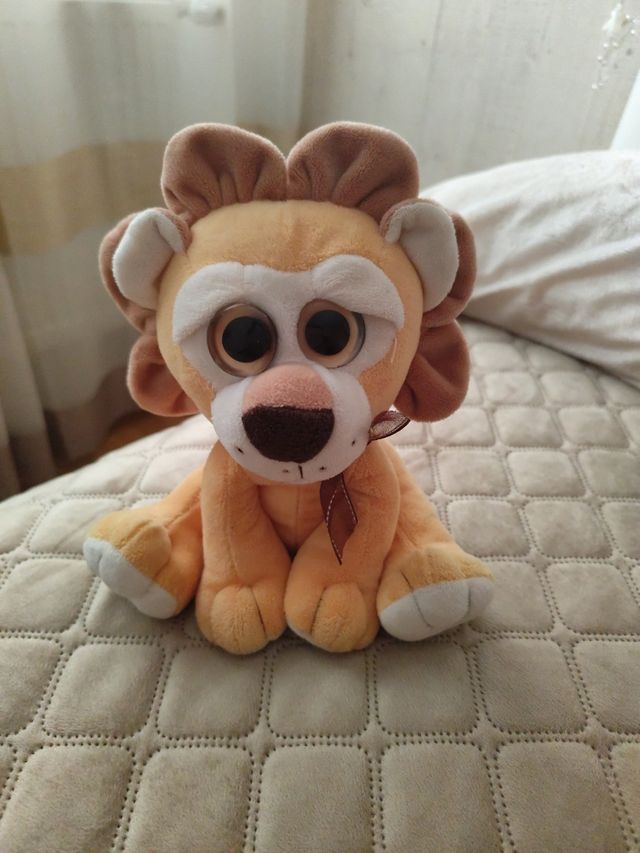 León de peluche adorable