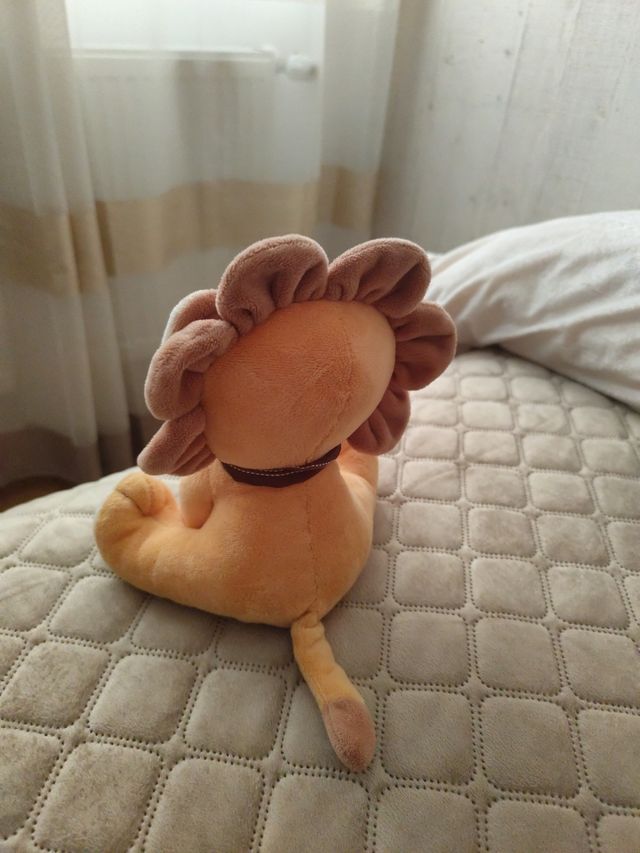 León de peluche adorable