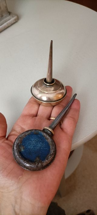 2 Aceiteras o Alcuzas antiguas.