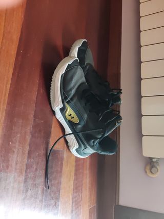 Zapatillas Under Armour Spawn 7 - Negras/Doradas