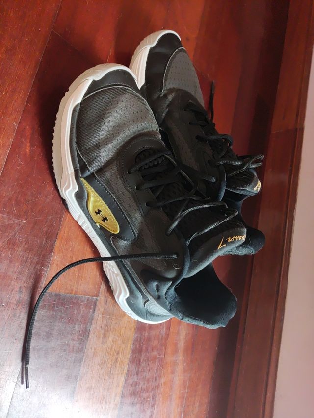 Zapatillas Under Armour Spawn 7 - Negras/Doradas