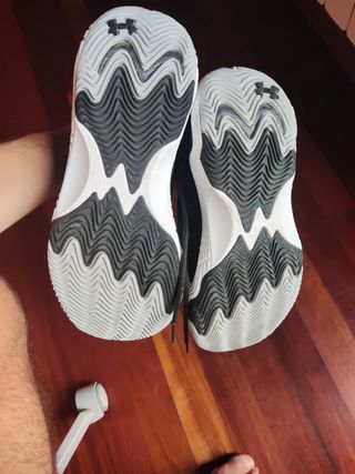 Zapatillas Under Armour Spawn 7 - Negras/Doradas