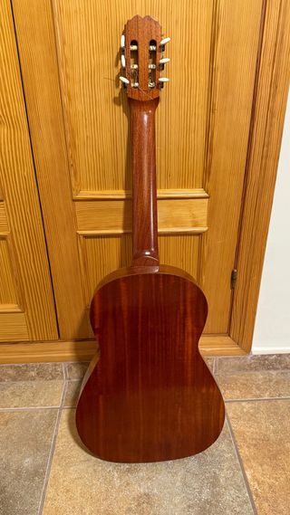 Guitarra clásica con funda