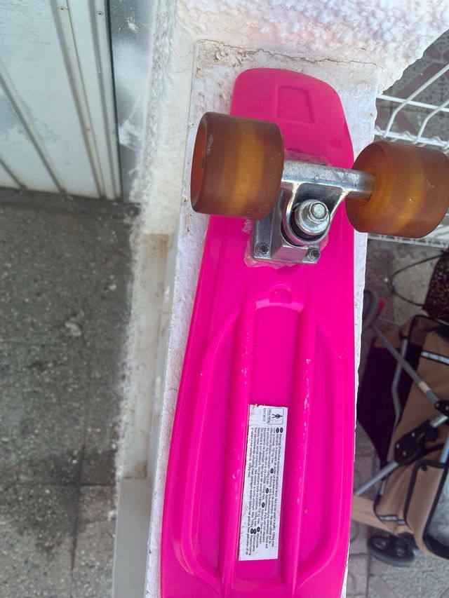 Monopatín rosa infantil