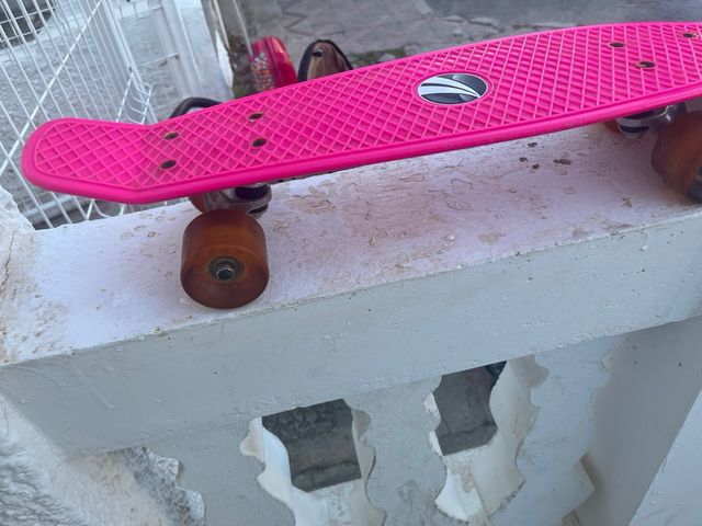 Monopatín rosa infantil