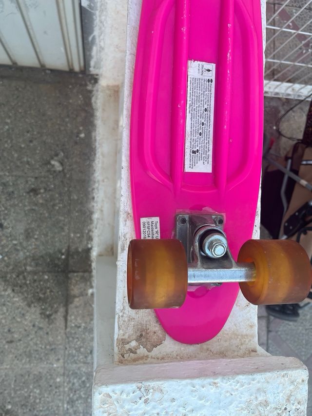 Monopatín rosa infantil