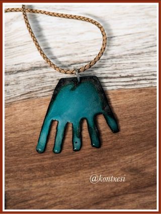 COLGANTE EN ESMALTE AL FUEGO “MANO DE IRULEGI”.