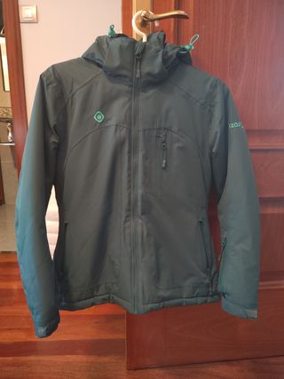 Chaqueta Izas verde oliva impermeable
