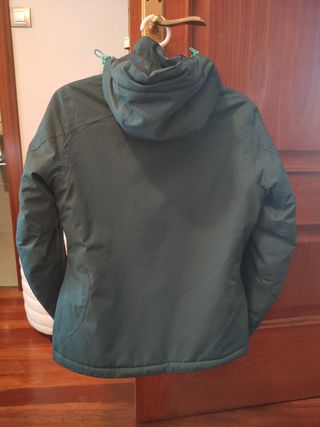 Chaqueta Izas verde oliva impermeable