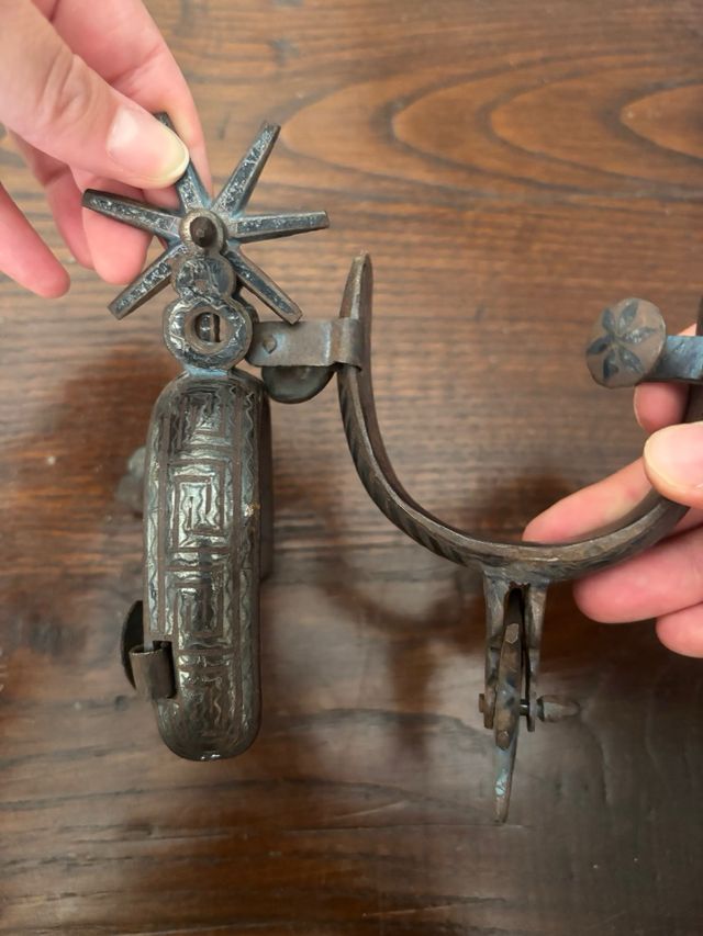 Speroni messicani antichi in metallo