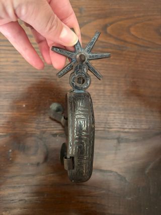 Speroni messicani antichi in metallo