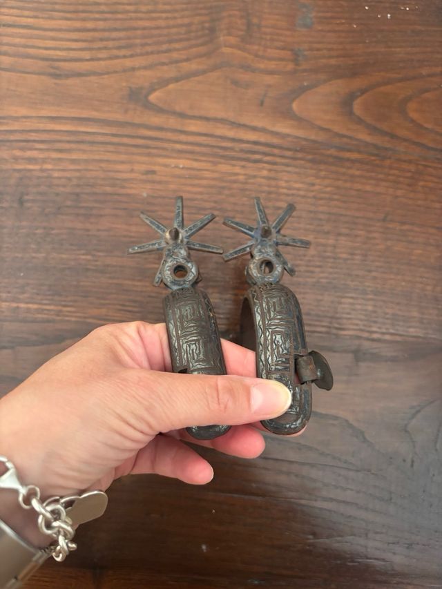 Speroni messicani antichi in metallo