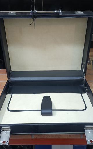 Maletín vintage negro y plata