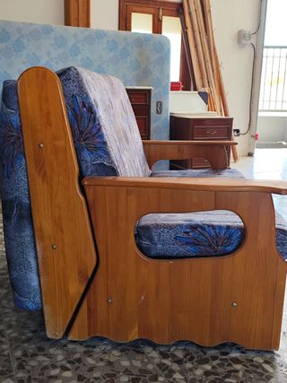 Sofá cama dos plazas. Estructura madera. Desenfund