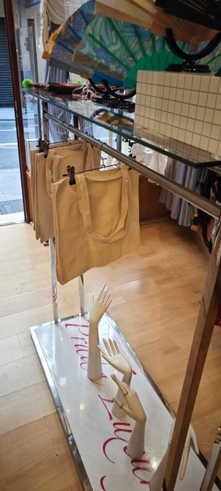 Expositor ropa metal blanco plata