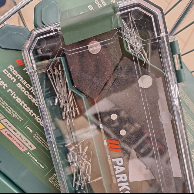 Remachadora con accesorios