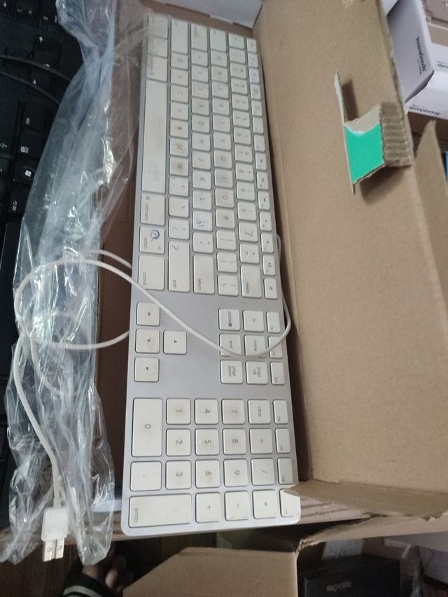 Teclado USB Blanco/Plata y otro básico con letra ñ